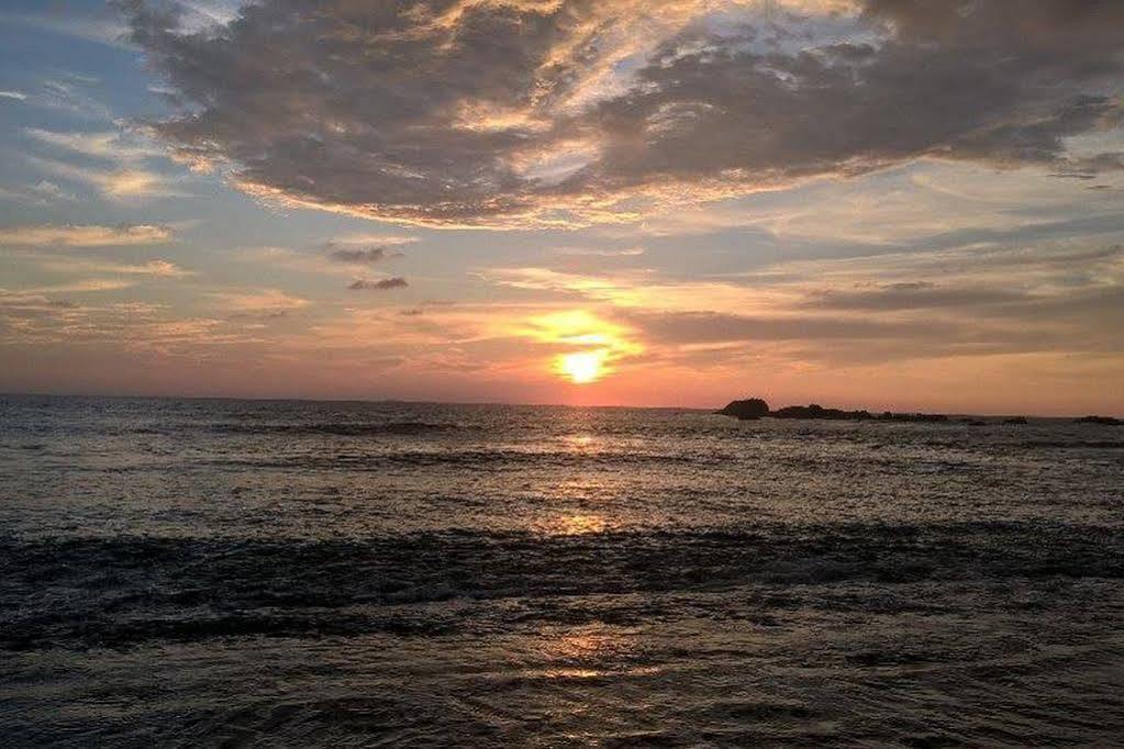 Lucky Seven Beach Resort Hikkaduwa Exterior foto